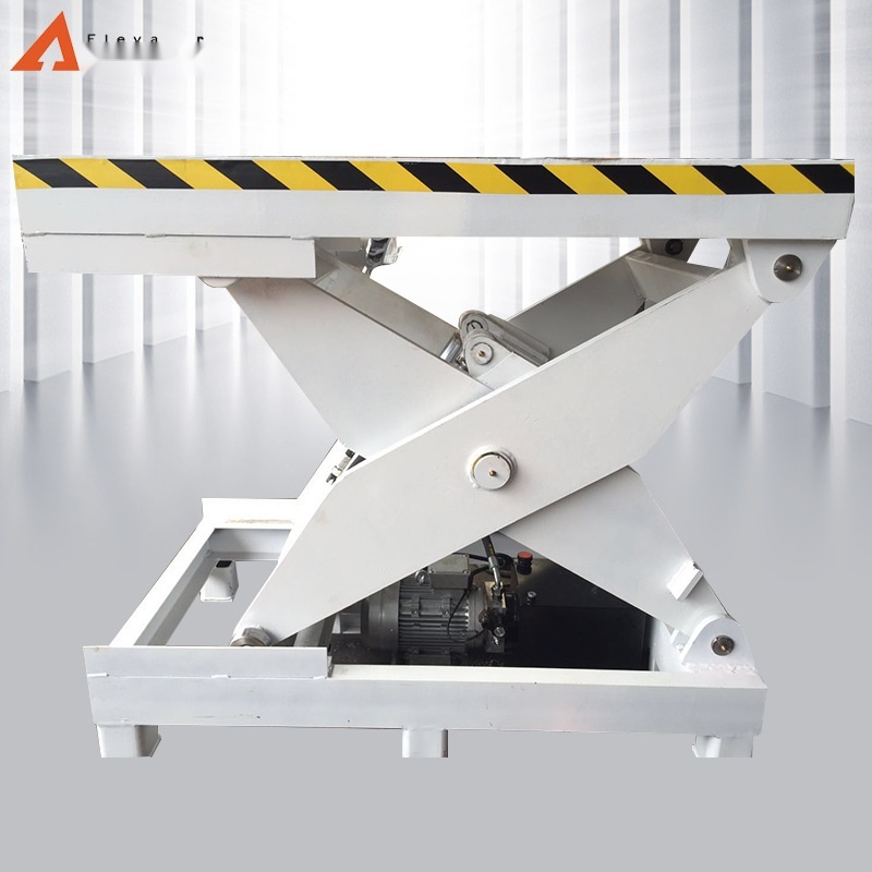 Single fork hydraulic lifting platform to Delhi